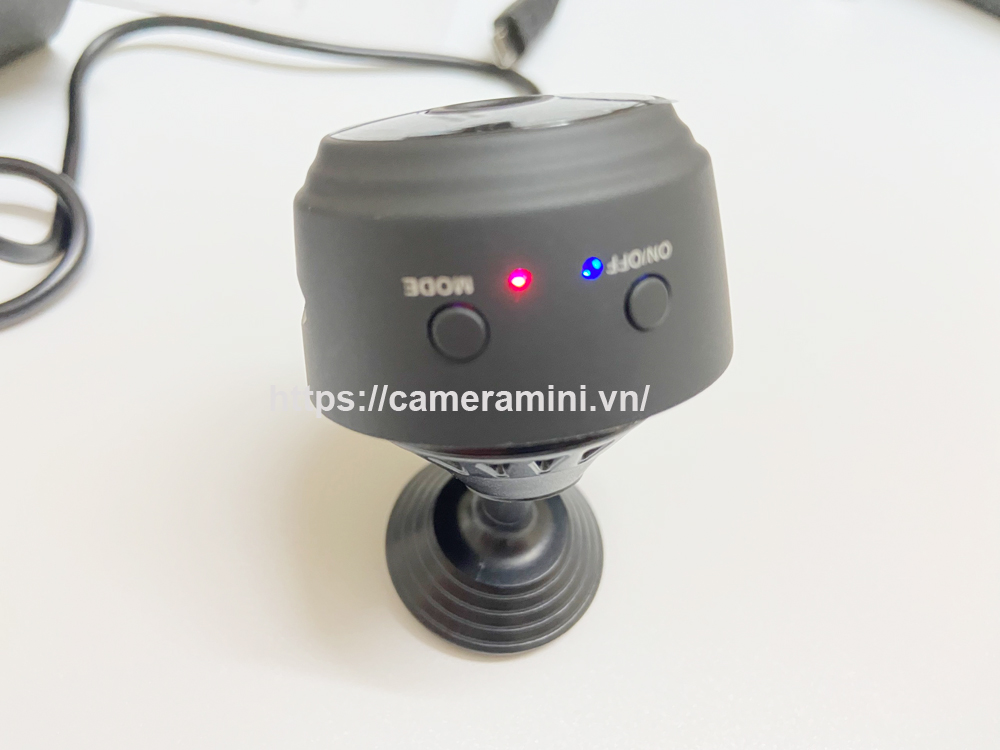 Camera mini A9 đang cắm sạc và đã được bật
